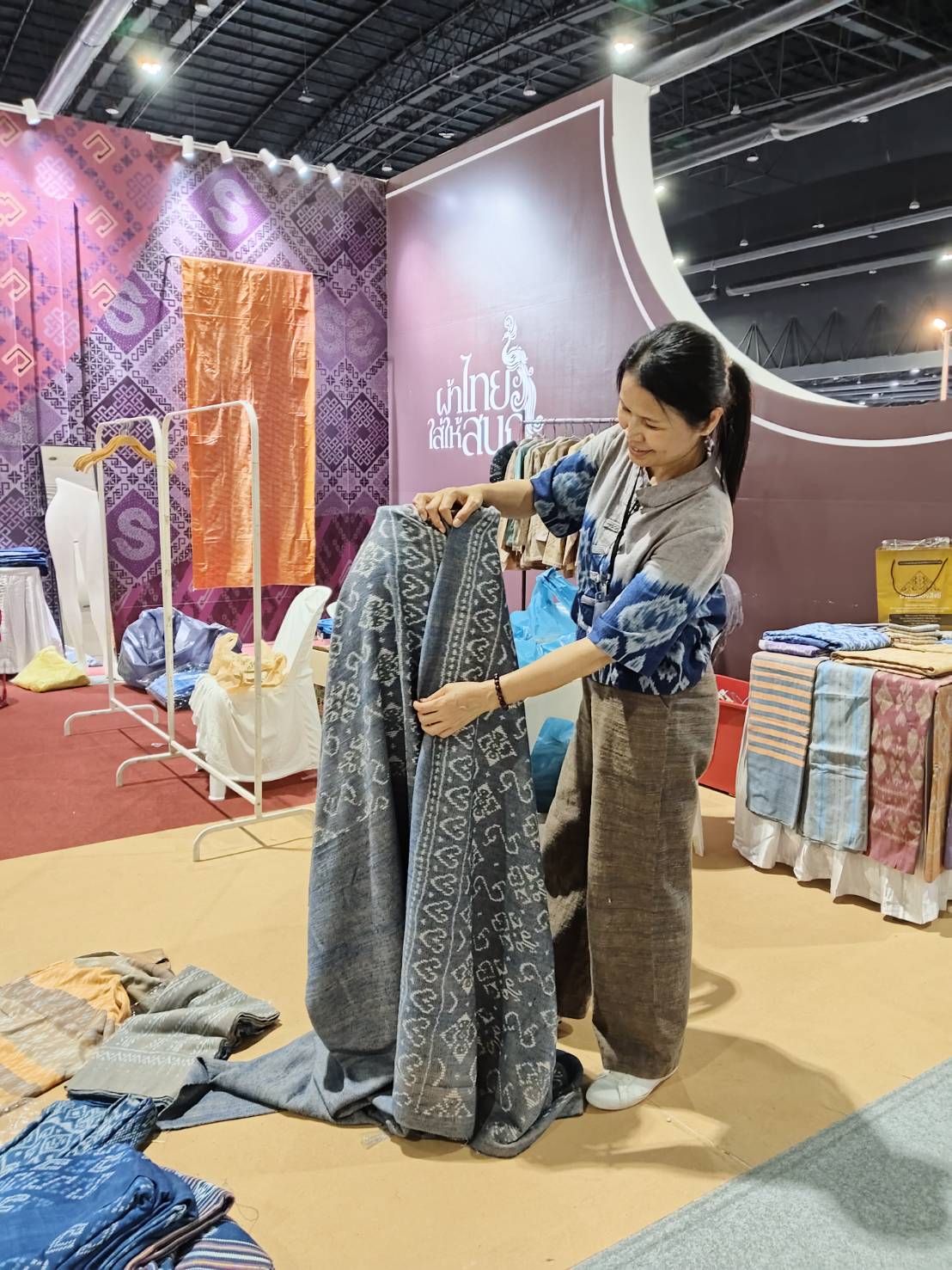 OTOP นครพนม   จัดเตรียมบูท จัดแสดงและจำหน่ายสินค้า OTOP ในงาน OTOP Midyear 2024 “หลากหลายผลิตภัณฑ์ สีสันภูมิปัญญาไทย”