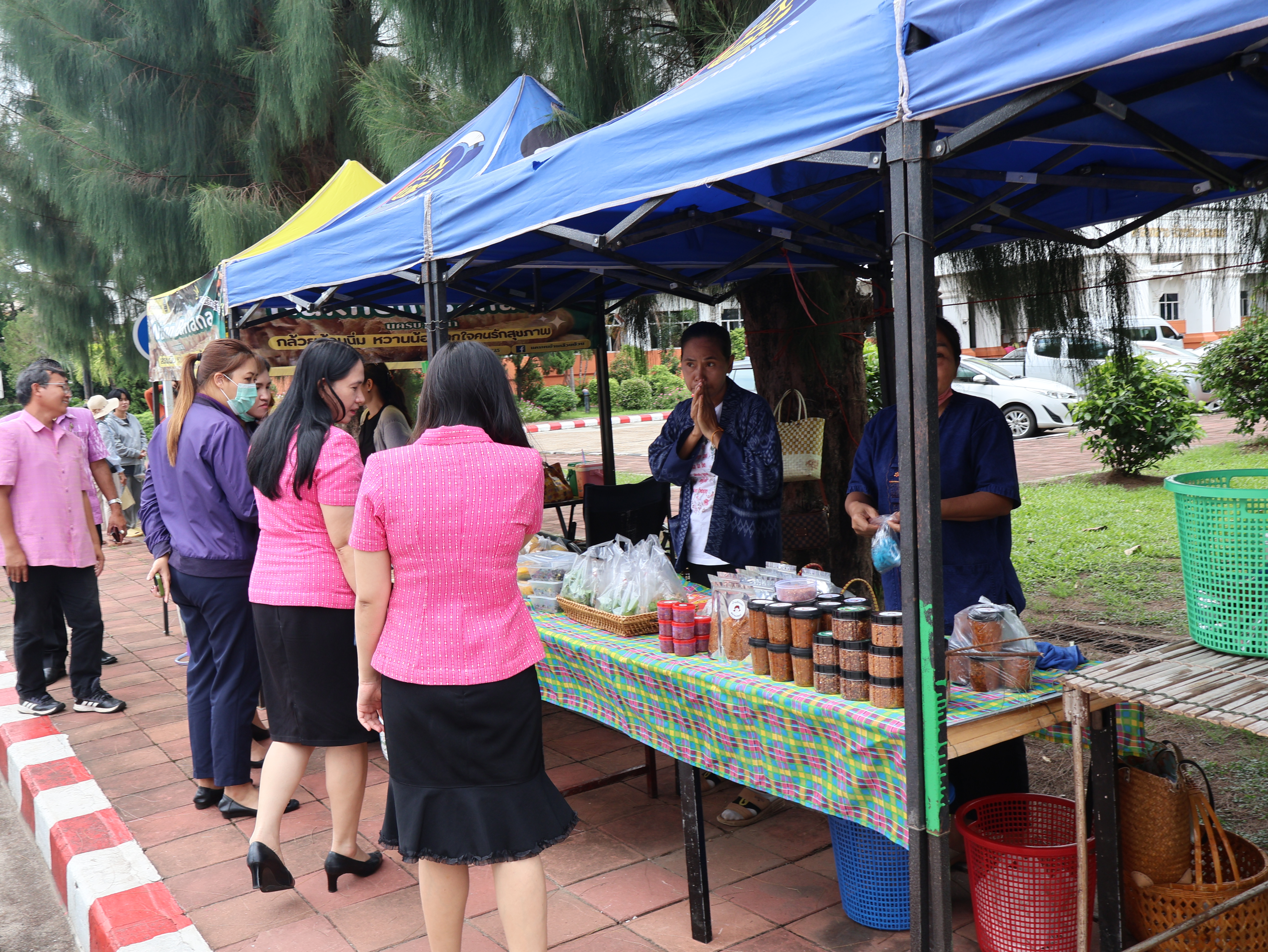 นครพนม   จัดแสดงและจำหน่ายผลผลิต โคก หนอง นา “ตลาดนัดโคก หนอง นา และอาหารปลอดภัย” สู่ความยั่งยืน