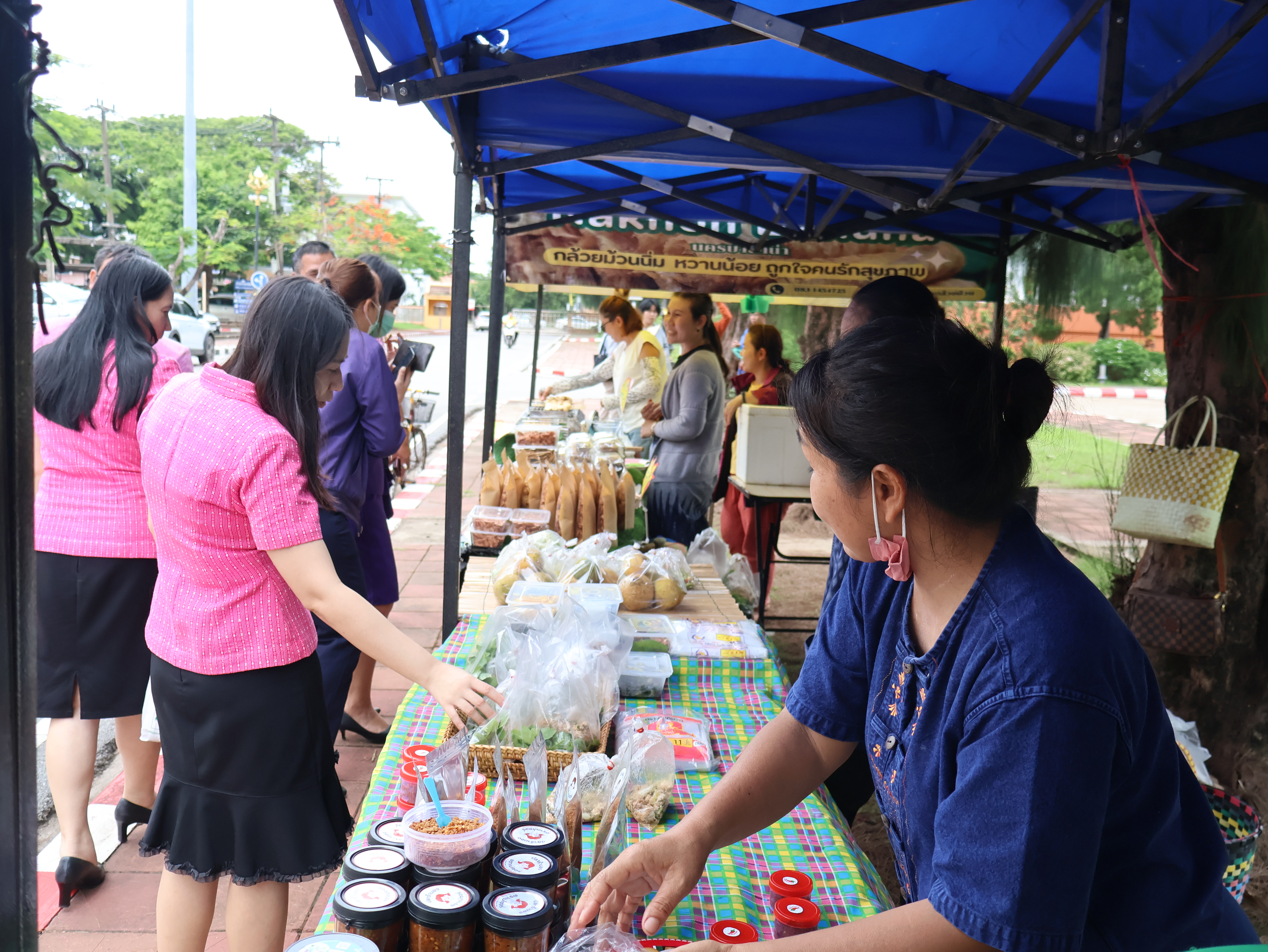 นครพนม   จัดแสดงและจำหน่ายผลผลิต โคก หนอง นา “ตลาดนัดโคก หนอง นา และอาหารปลอดภัย” สู่ความยั่งยืน
