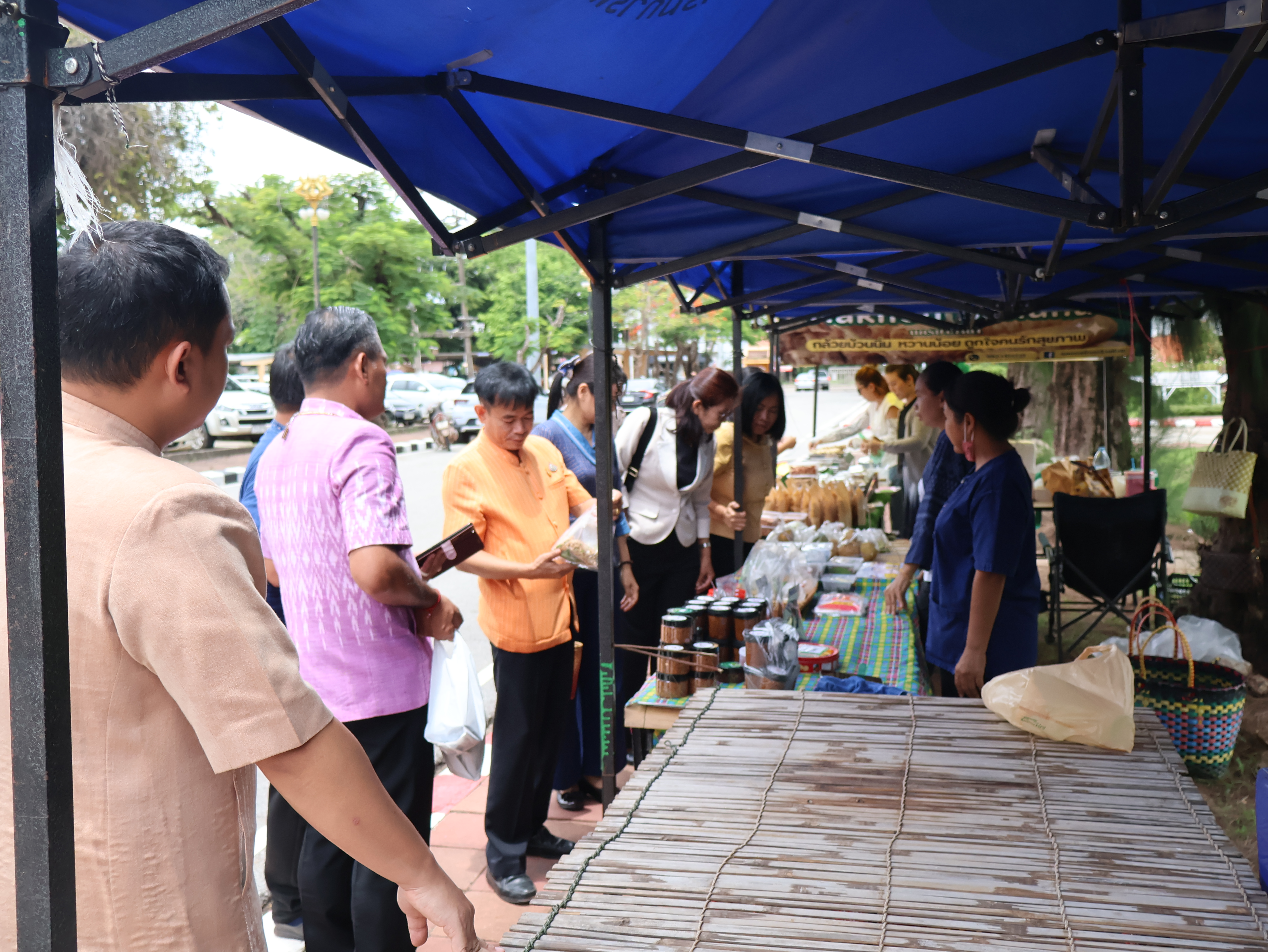 นครพนม   จัดแสดงและจำหน่ายผลผลิต โคก หนอง นา “ตลาดนัดโคก หนอง นา และอาหารปลอดภัย” สู่ความยั่งยืน