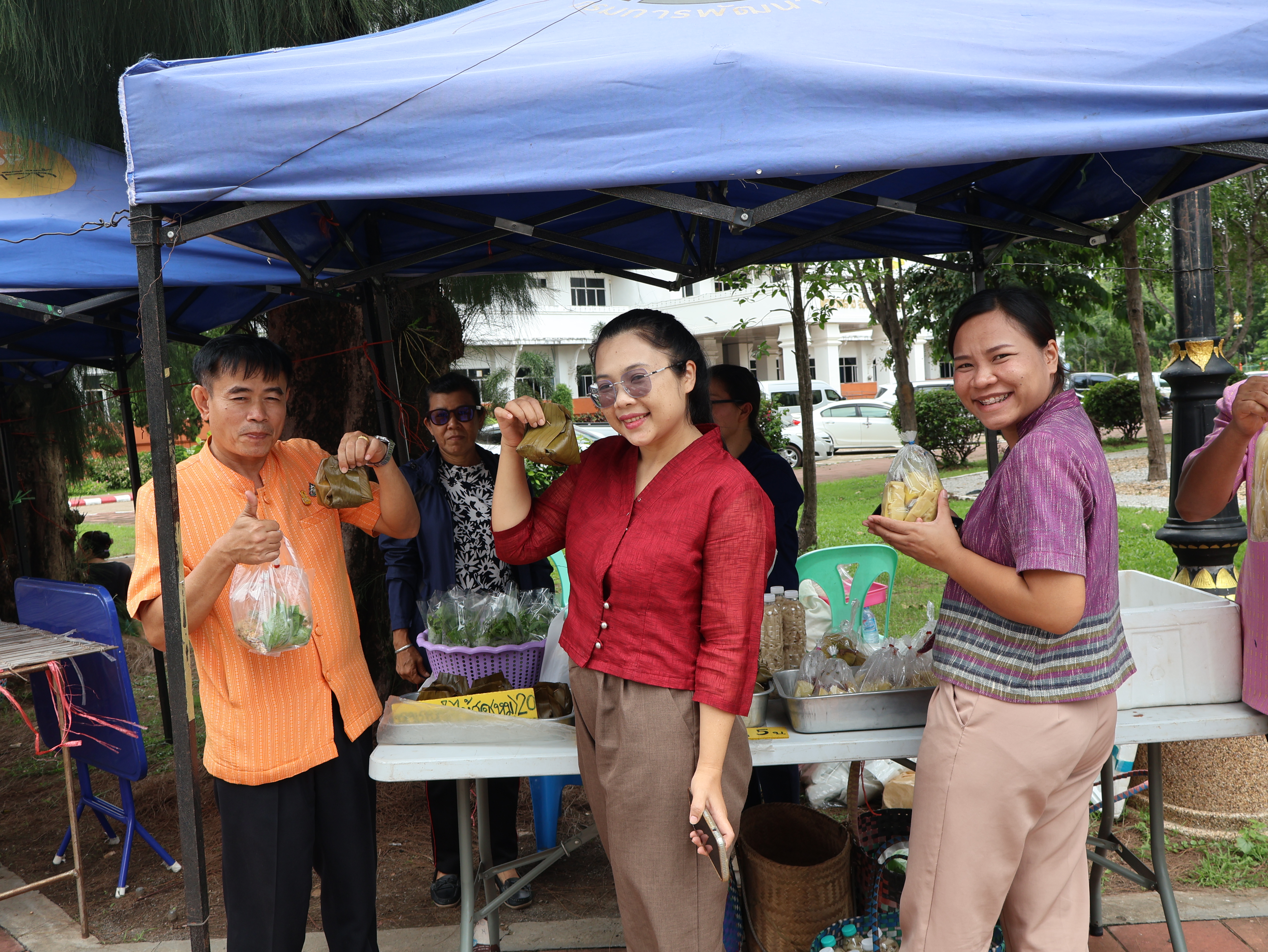 นครพนม   จัดแสดงและจำหน่ายผลผลิต โคก หนอง นา “ตลาดนัดโคก หนอง นา และอาหารปลอดภัย” สู่ความยั่งยืน