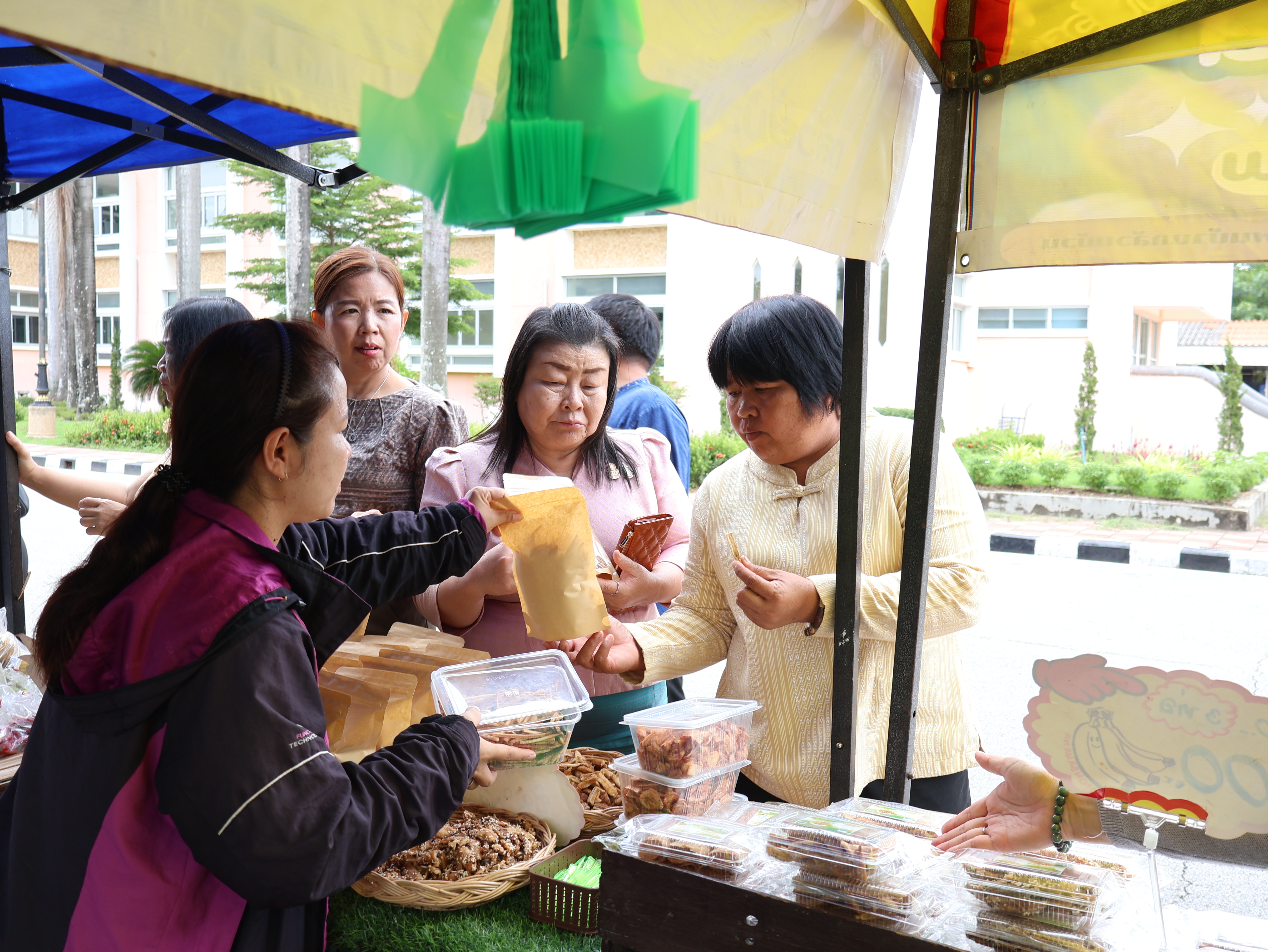 นครพนม   จัดแสดงและจำหน่ายผลผลิต โคก หนอง นา “ตลาดนัดโคก หนอง นา และอาหารปลอดภัย” สู่ความยั่งยืน