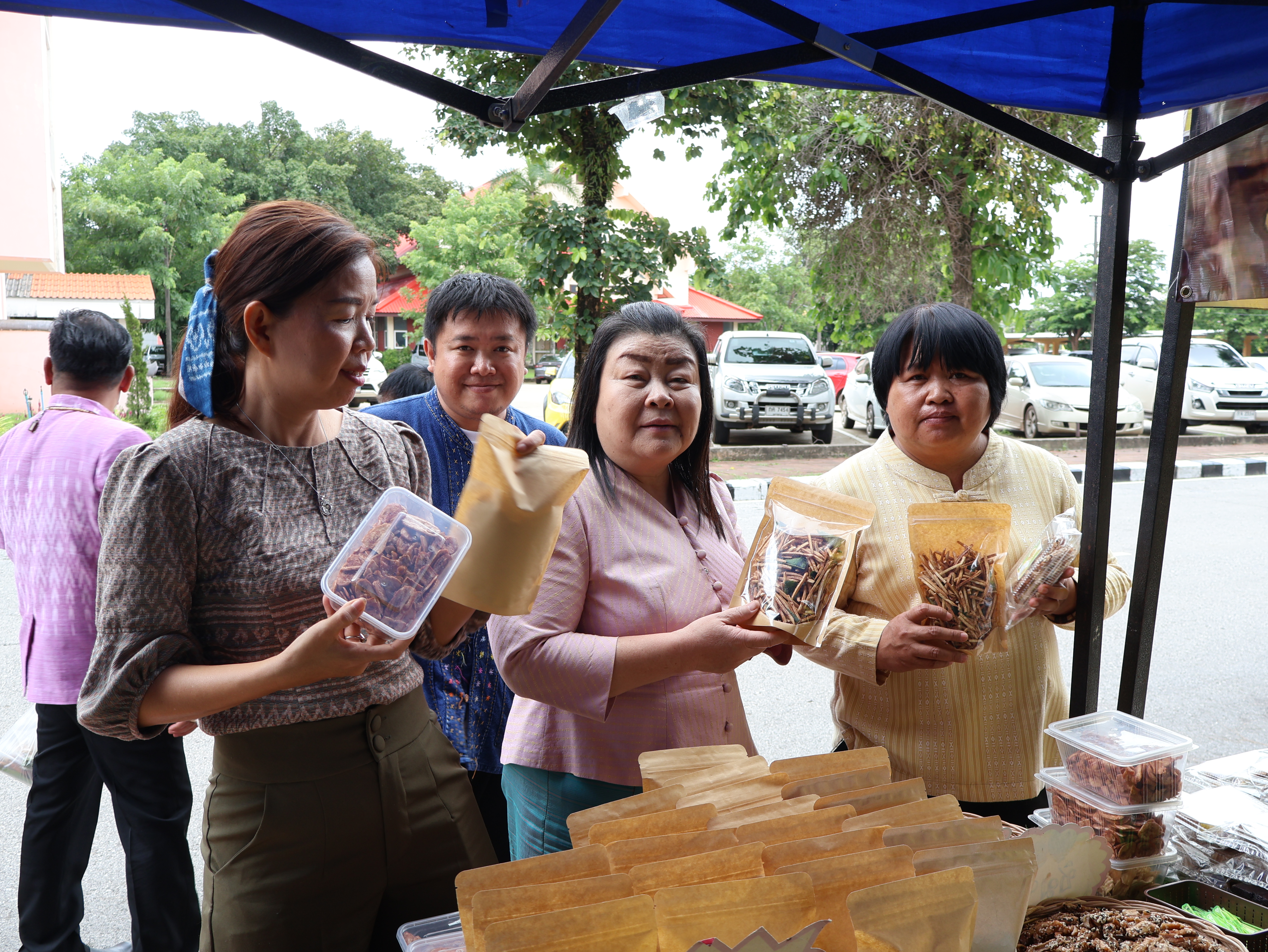 นครพนม   จัดแสดงและจำหน่ายผลผลิต โคก หนอง นา “ตลาดนัดโคก หนอง นา และอาหารปลอดภัย” สู่ความยั่งยืน