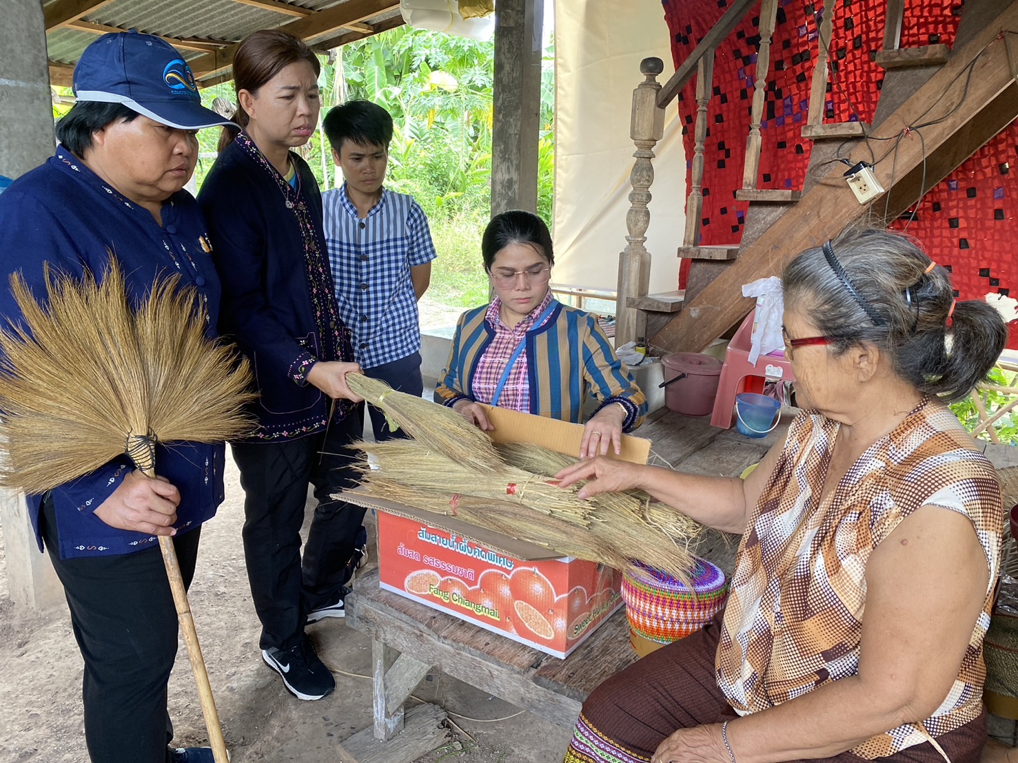 พช.นครพนม   ลงพื้นที่ติดตามและให้กำลังใจครัวเรือนผู้มีรายได้น้อย ตามโครงการแก้ไขปัญหาความยากจนแบบบูรณาการ “นครพนม สร้างสังคมอุดมสุข บำบัดทุกข์ ด้วยชุมชนท้องถิ่น”