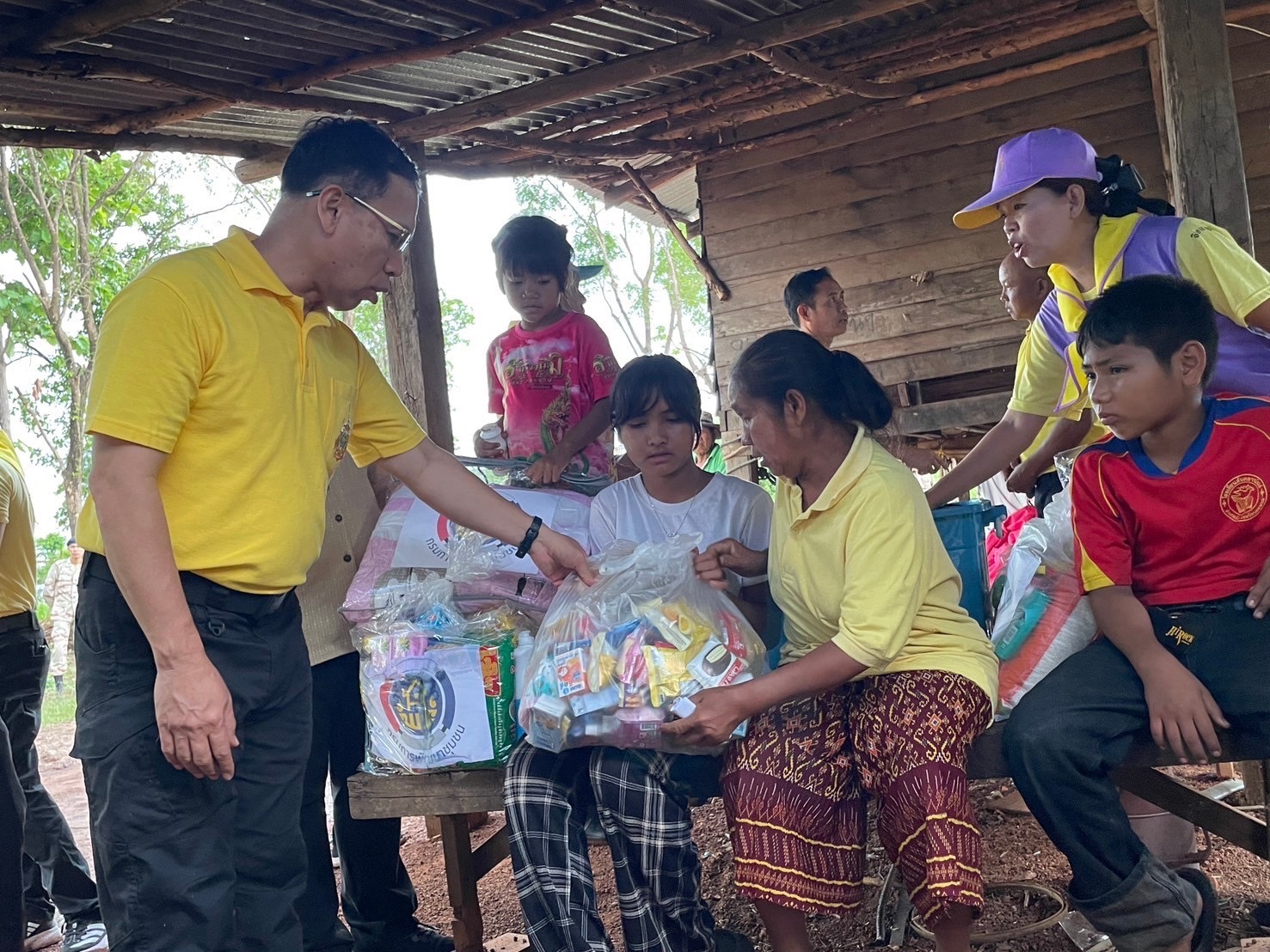 ผู้ว่าฯ นครพนม   ผนึกกำลังขับเคลื่อนการพัฒนาคุณภาพชีวิตประชาชนกลุ่มเปราะบาง สร้างความมั่นคงทางด้านที่อยู่อาศัย อย่างต่อเนื่อง นำความเปลี่ยนแปลงไปสู่สิ่งที่ดีกว่า Change for Good โดยได้รับการสนับสนุนปูนซีเมนต์ จากบริษัท KCL คำม่วน จำกัด