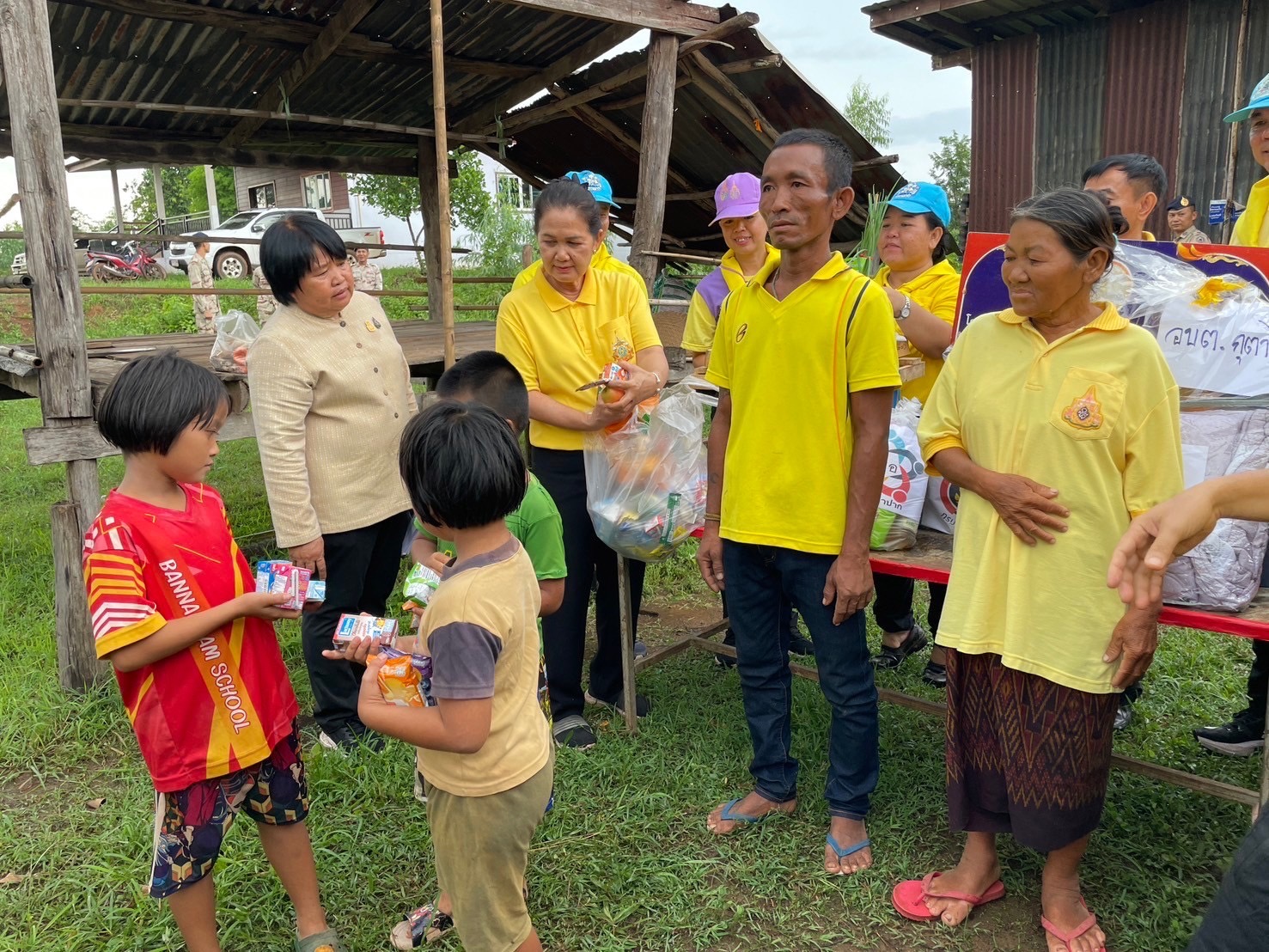 ผู้ว่าฯ นครพนม   ผนึกกำลังขับเคลื่อนการพัฒนาคุณภาพชีวิตประชาชนกลุ่มเปราะบาง สร้างความมั่นคงทางด้านที่อยู่อาศัย อย่างต่อเนื่อง นำความเปลี่ยนแปลงไปสู่สิ่งที่ดีกว่า Change for Good โดยได้รับการสนับสนุนปูนซีเมนต์ จากบริษัท KCL คำม่วน จำกัด