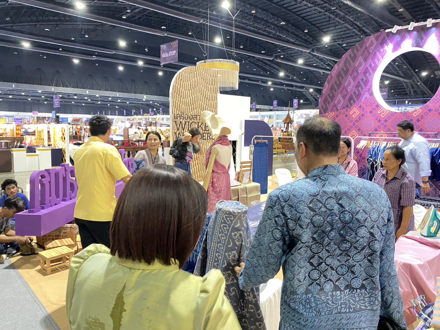 OTOP นครพนม   จัดเตรียมบูท จัดแสดงและจำหน่ายสินค้า OTOP ในงาน OTOP Midyear 2024 “หลากหลายผลิตภัณฑ์ สีสันภูมิปัญญาไทย”