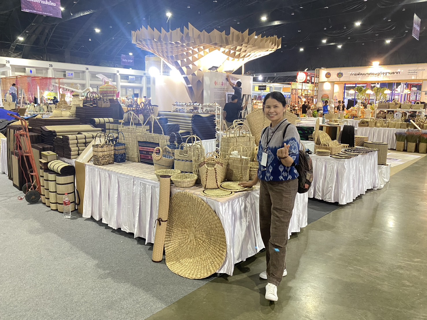 OTOP นครพนม   จัดเตรียมบูท จัดแสดงและจำหน่ายสินค้า OTOP ในงาน OTOP Midyear 2024 “หลากหลายผลิตภัณฑ์ สีสันภูมิปัญญาไทย”