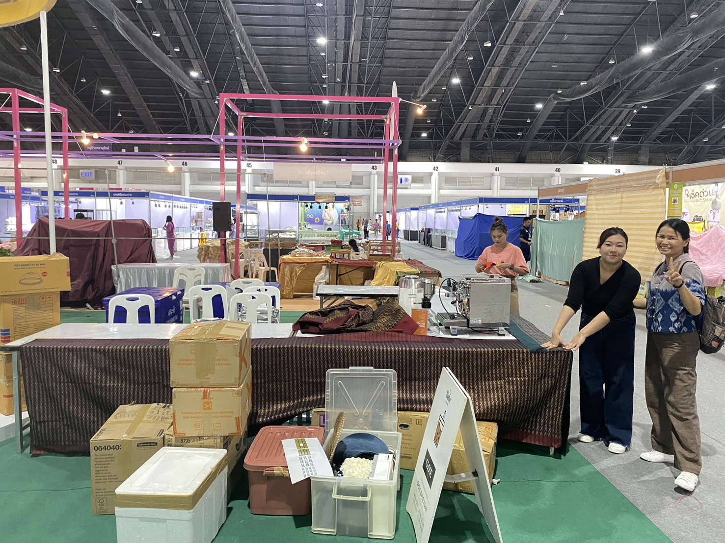 OTOP นครพนม   จัดเตรียมบูท จัดแสดงและจำหน่ายสินค้า OTOP ในงาน OTOP Midyear 2024 “หลากหลายผลิตภัณฑ์ สีสันภูมิปัญญาไทย”