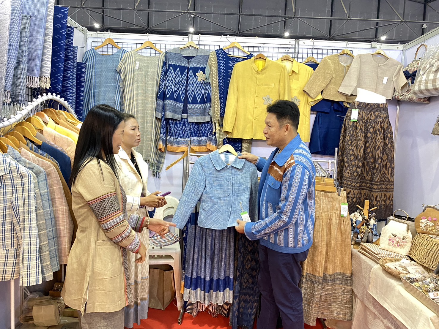 เริ่มแล้ว งาน OTOP Midyear 2024   “หลากหลายผลิตภัณฑ์ สีสันภูมิปัญญาไทย”