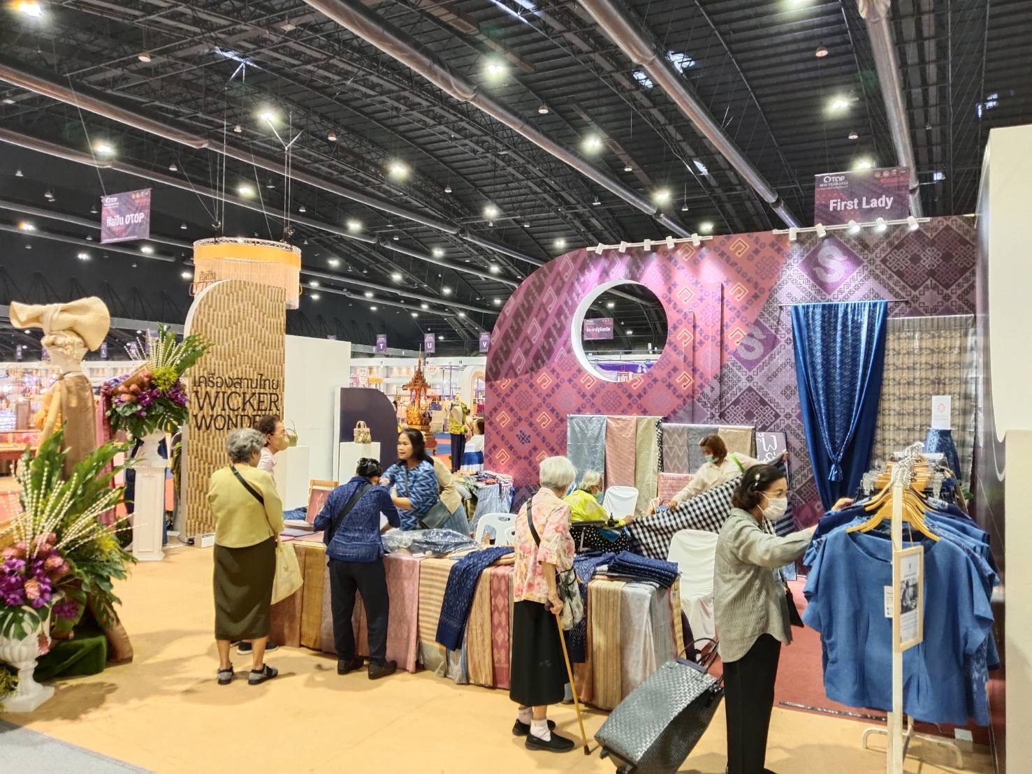 OTOP นครพนม ร่วมจำหน่ายในงาน OTOP Midyear 2024 “หลากหลายผลิตภัณฑ์ สีสันภูมิปัญญาไทย”