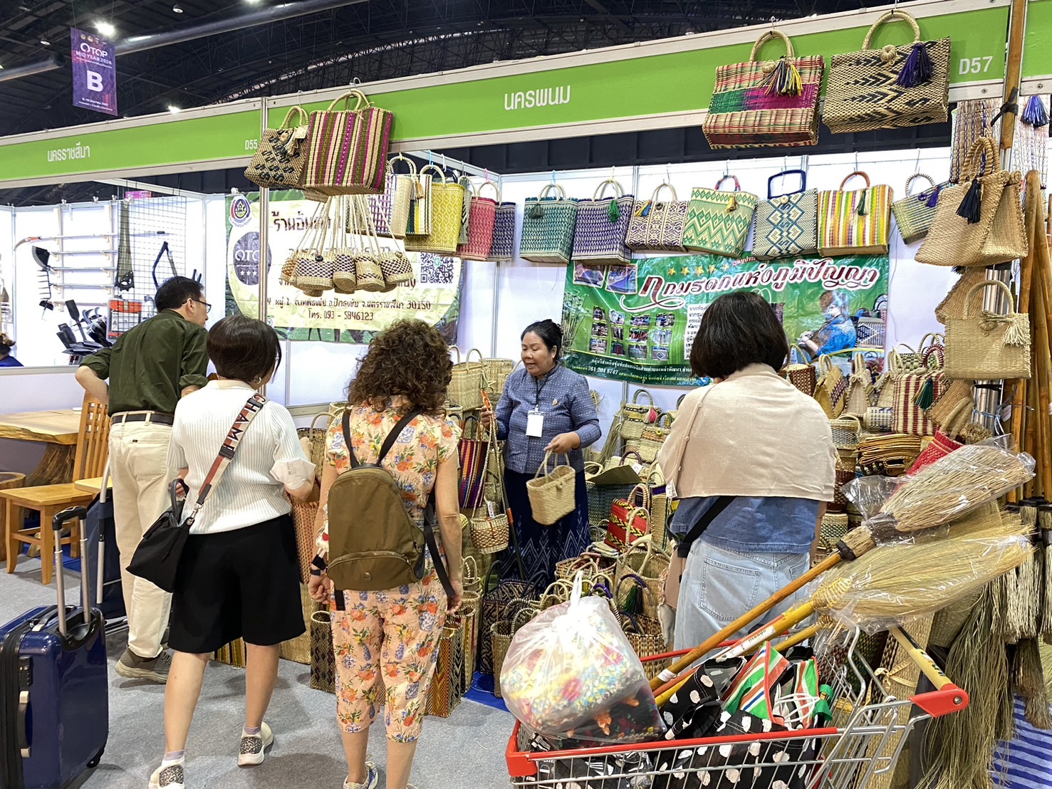 OTOP นครพนม   ร่วมจำหน่ายในงาน OTOP Midyear 2024 “หลากหลายผลิตภัณฑ์ สีสันภูมิปัญญาไทย”