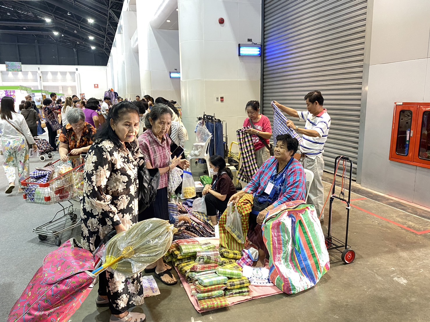 OTOP นครพนม   ร่วมจำหน่ายในงาน OTOP Midyear 2024 “หลากหลายผลิตภัณฑ์ สีสันภูมิปัญญาไทย”