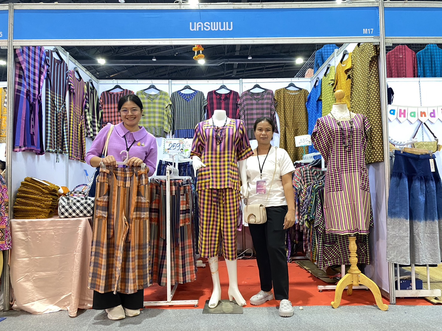 OTOP นครพนม   ร่วมจำหน่ายในงาน OTOP Midyear 2024 “หลากหลายผลิตภัณฑ์ สีสันภูมิปัญญาไทย”