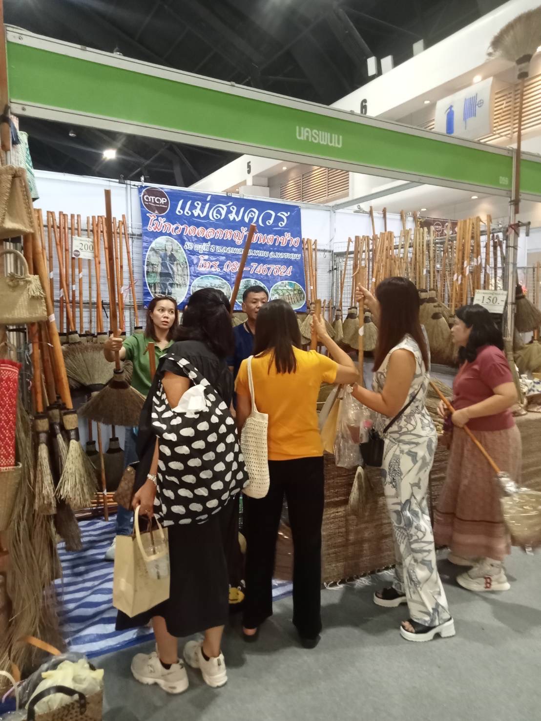 OTOP นครพนม   ร่วมจำหน่ายในงาน OTOP Midyear 2024 “หลากหลายผลิตภัณฑ์ สีสันภูมิปัญญาไทย”