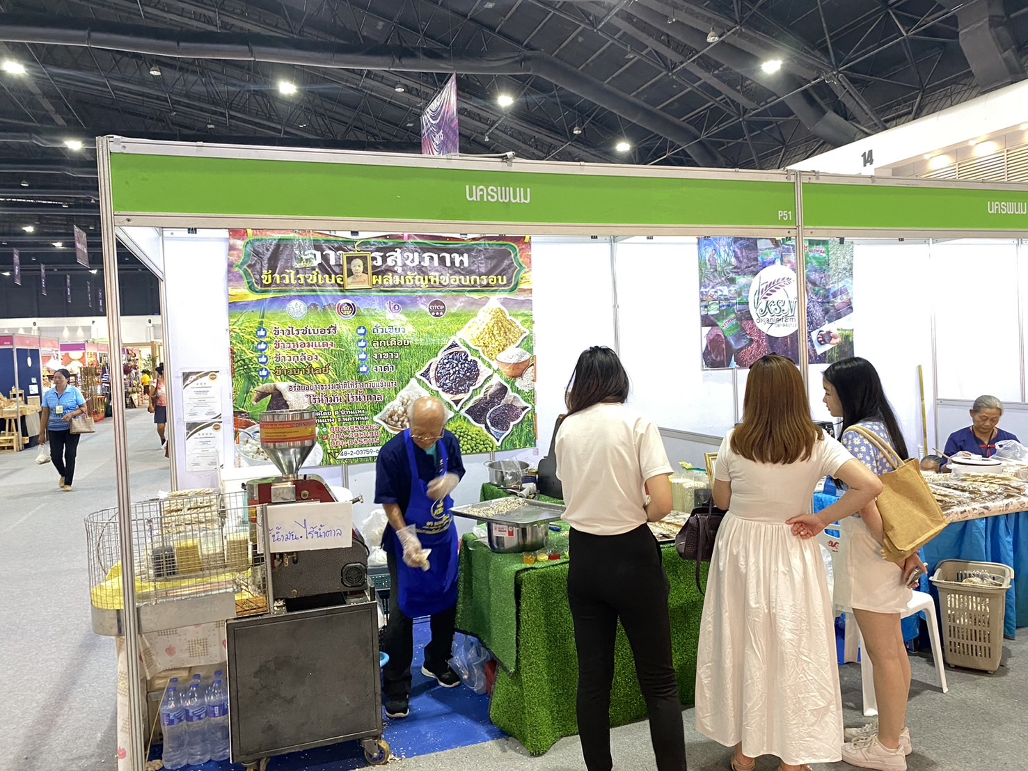 OTOP นครพนม   ร่วมจำหน่ายในงาน OTOP Midyear 2024 “หลากหลายผลิตภัณฑ์ สีสันภูมิปัญญาไทย”