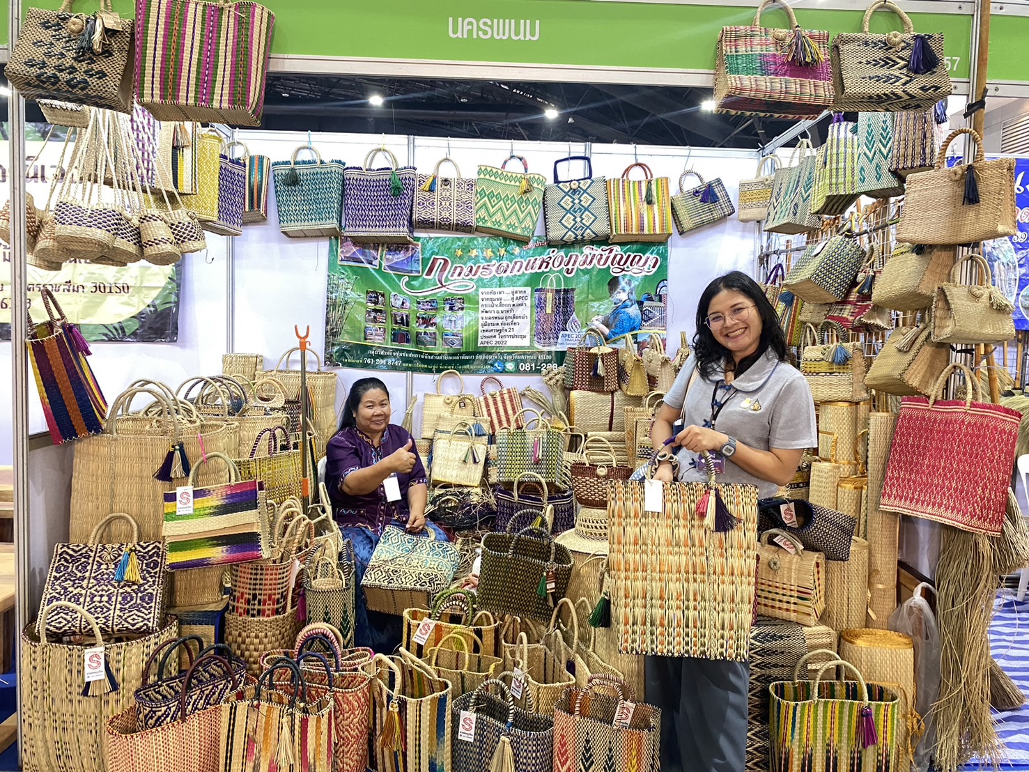 OTOP นครพนม   ร่วมจำหน่ายในงาน OTOP Midyear 2024 “หลากหลายผลิตภัณฑ์ สีสันภูมิปัญญาไทย”