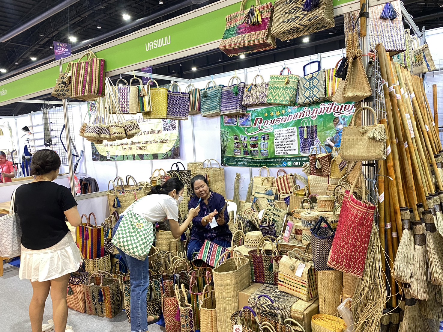 OTOP นครพนม   ร่วมจำหน่ายในงาน OTOP Midyear 2024 “หลากหลายผลิตภัณฑ์ สีสันภูมิปัญญาไทย”