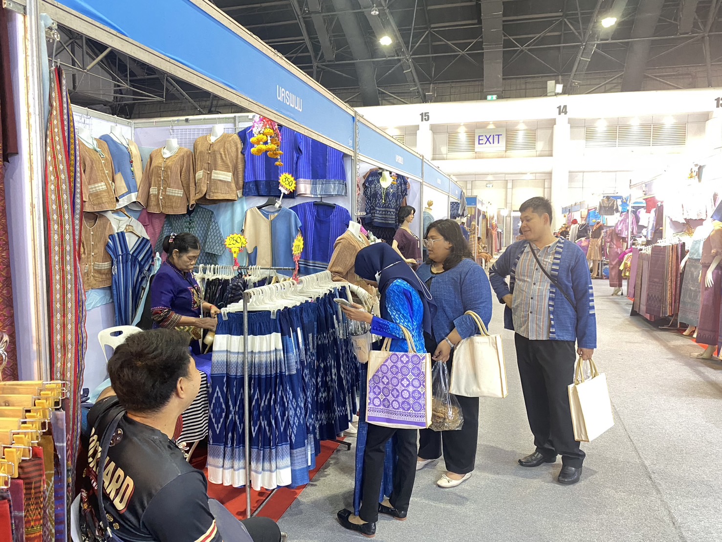 OTOP นครพนม   ร่วมจำหน่ายในงาน OTOP Midyear 2024 “หลากหลายผลิตภัณฑ์ สีสันภูมิปัญญาไทย”