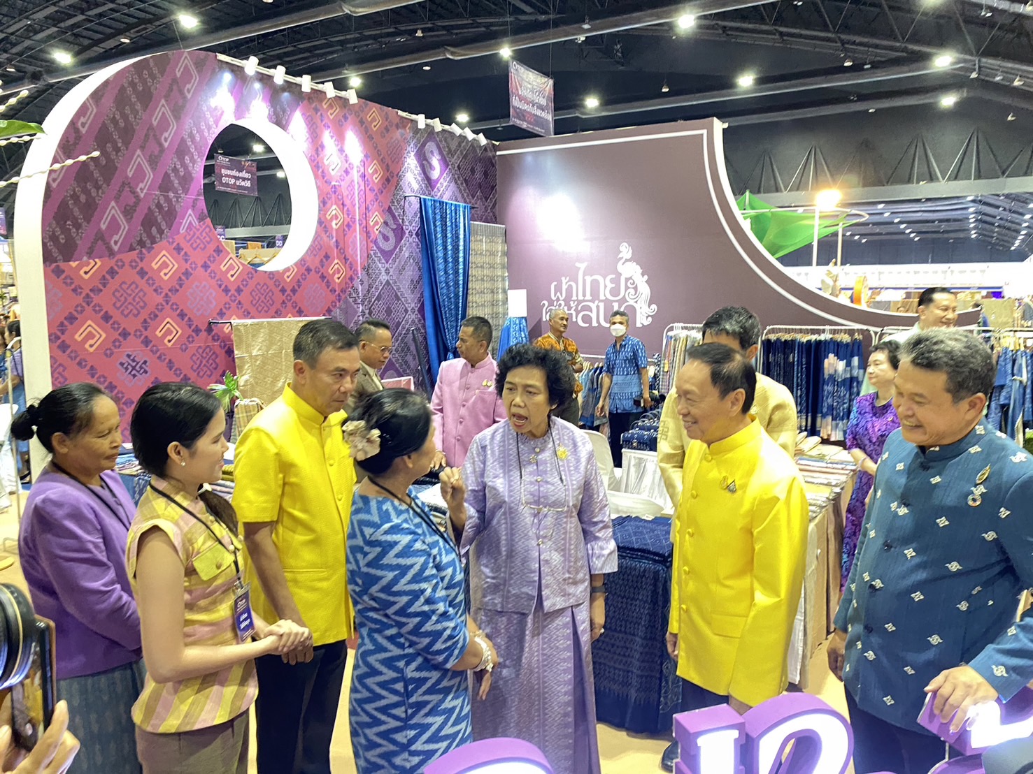 OTOP นครพนม   ร่วมจำหน่ายในงาน OTOP Midyear 2024 “หลากหลายผลิตภัณฑ์ สีสันภูมิปัญญาไทย”