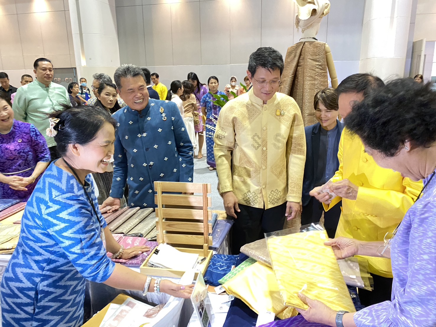 OTOP นครพนม   ร่วมจำหน่ายในงาน OTOP Midyear 2024 “หลากหลายผลิตภัณฑ์ สีสันภูมิปัญญาไทย”