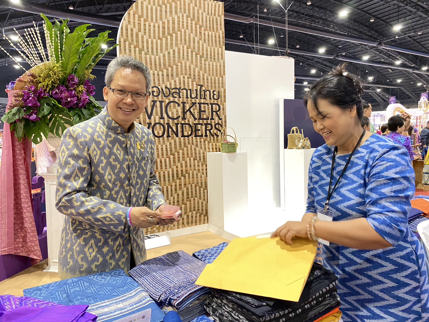 OTOP นครพนม   ร่วมจำหน่ายในงาน OTOP Midyear 2024 “หลากหลายผลิตภัณฑ์ สีสันภูมิปัญญาไทย”