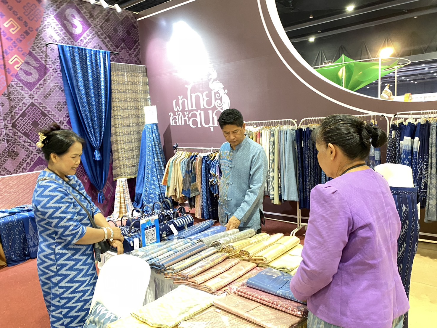 OTOP นครพนม   ร่วมจำหน่ายในงาน OTOP Midyear 2024 “หลากหลายผลิตภัณฑ์ สีสันภูมิปัญญาไทย”