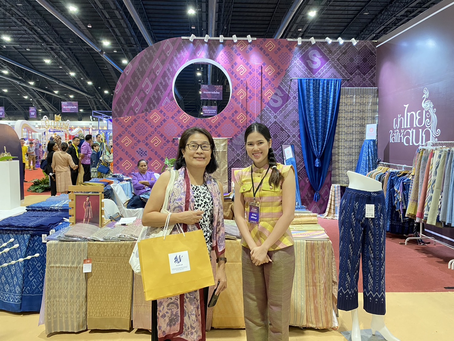 OTOP นครพนม   ร่วมจำหน่ายในงาน OTOP Midyear 2024 “หลากหลายผลิตภัณฑ์ สีสันภูมิปัญญาไทย”