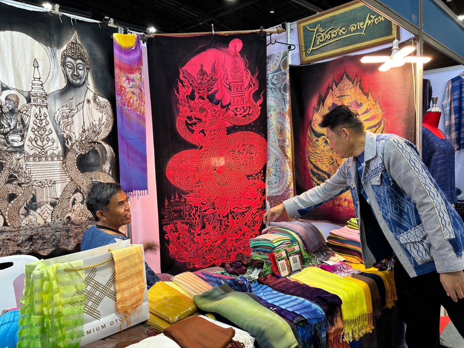 วันสุดท้ายแล้ว   งาน OTOP Midyear 2024 “หลากหลายผลิตภัณฑ์ สีสันภูมิปัญญาไทย”