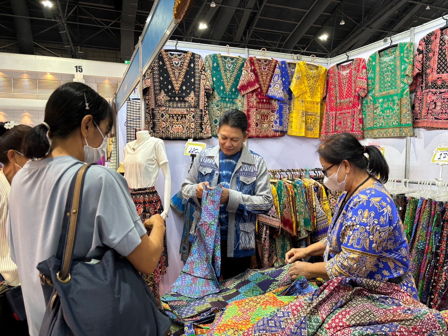 วันสุดท้ายแล้ว   งาน OTOP Midyear 2024 “หลากหลายผลิตภัณฑ์ สีสันภูมิปัญญาไทย”