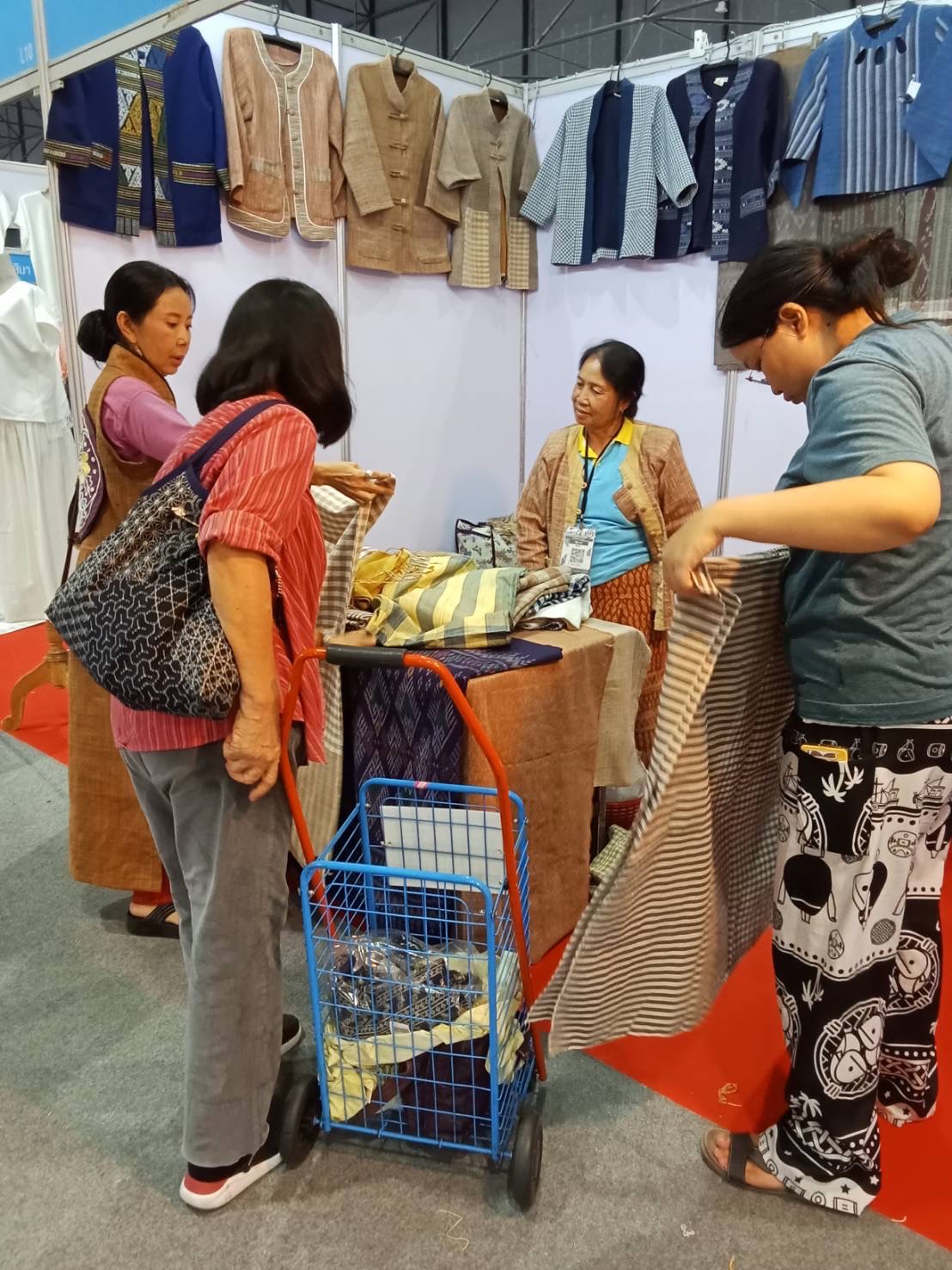วันสุดท้ายแล้ว   งาน OTOP Midyear 2024 “หลากหลายผลิตภัณฑ์ สีสันภูมิปัญญาไทย”