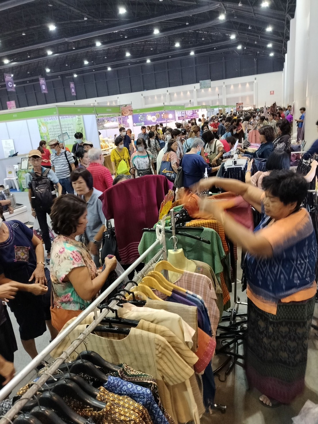 วันสุดท้ายแล้ว   งาน OTOP Midyear 2024 “หลากหลายผลิตภัณฑ์ สีสันภูมิปัญญาไทย”