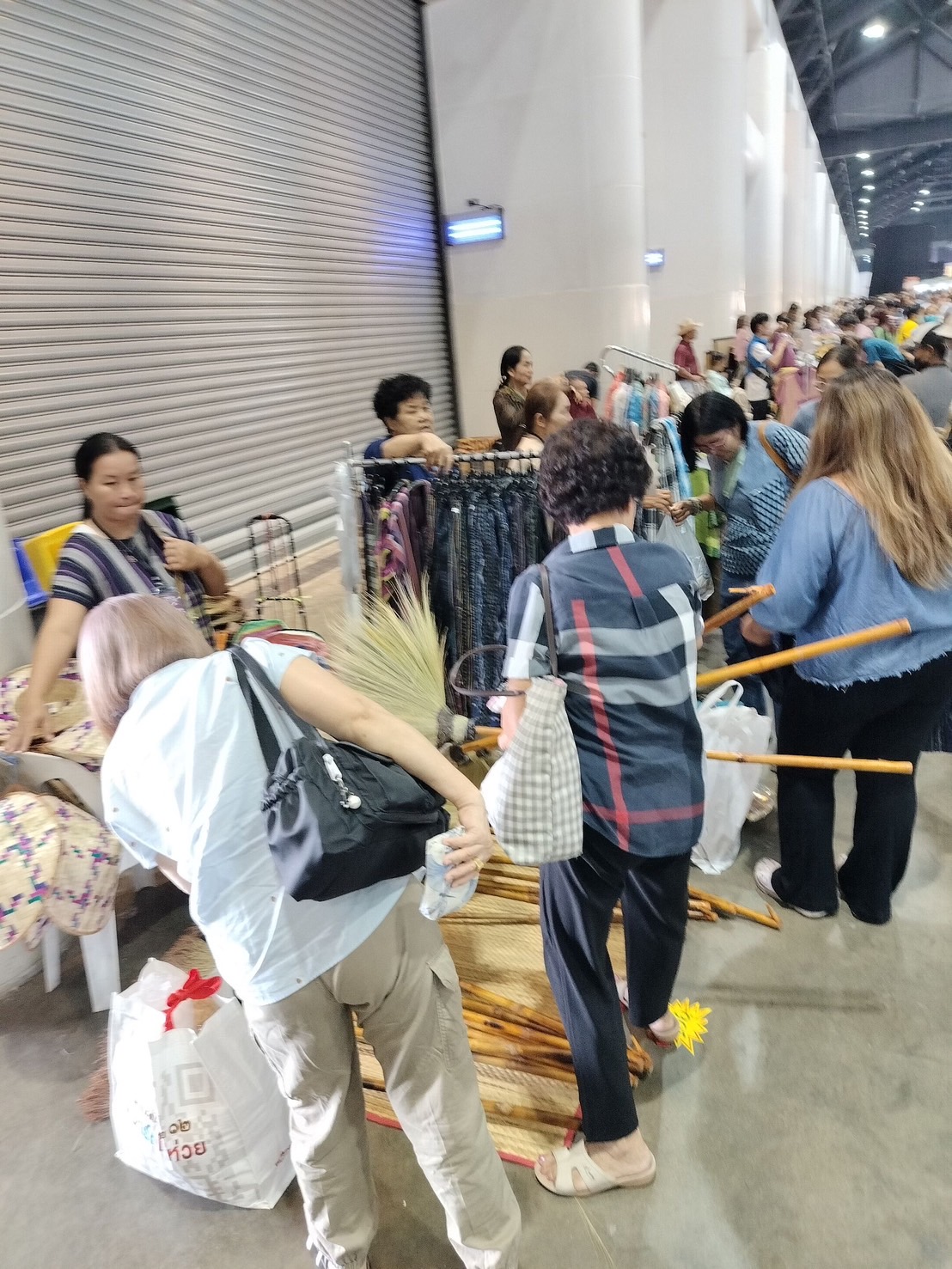 วันสุดท้ายแล้ว   งาน OTOP Midyear 2024 “หลากหลายผลิตภัณฑ์ สีสันภูมิปัญญาไทย”