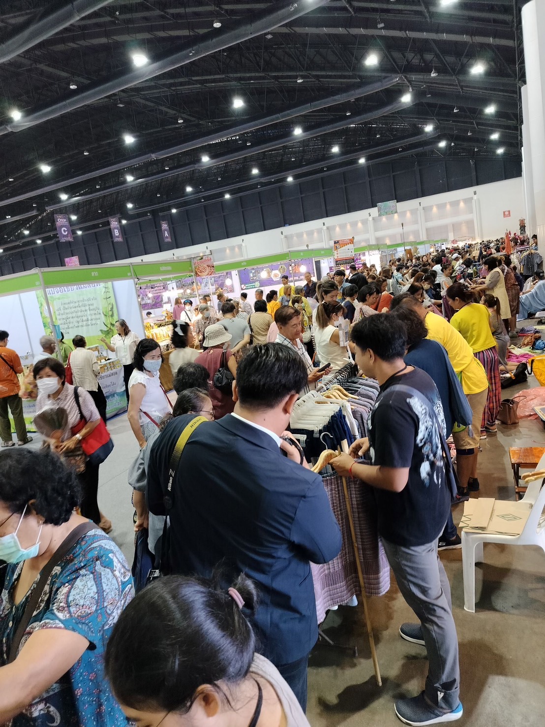 วันสุดท้ายแล้ว   งาน OTOP Midyear 2024 “หลากหลายผลิตภัณฑ์ สีสันภูมิปัญญาไทย”