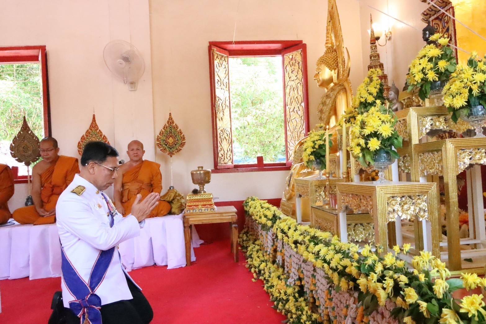 พช.นครพนม   ร่วมพิธีเวียนเทียนสมโภชน้ำพระพุทธมนต์ศักดิ์สิทธิ์