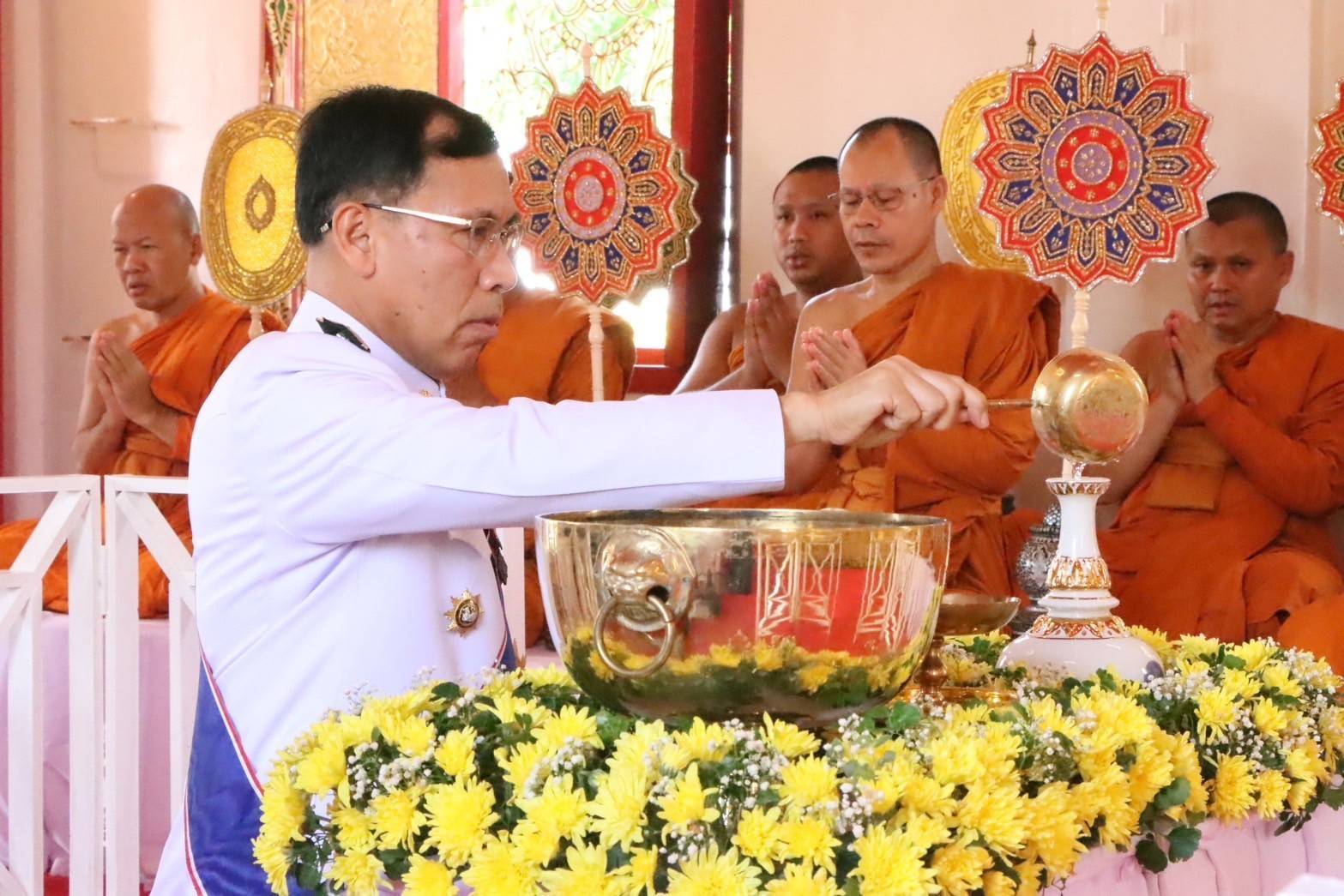 พช.นครพนม   ร่วมพิธีเวียนเทียนสมโภชน้ำพระพุทธมนต์ศักดิ์สิทธิ์