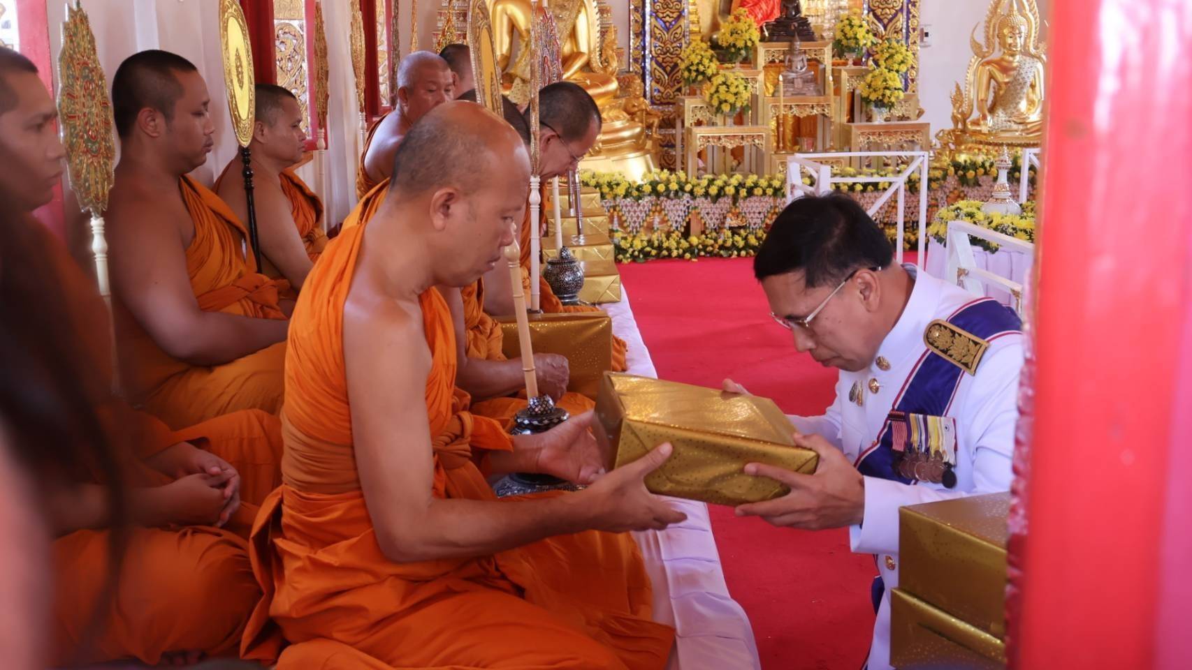 พช.นครพนม   ร่วมพิธีเวียนเทียนสมโภชน้ำพระพุทธมนต์ศักดิ์สิทธิ์