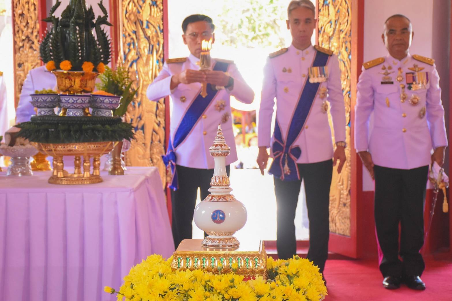 พช.นครพนม   ร่วมพิธีเวียนเทียนสมโภชน้ำพระพุทธมนต์ศักดิ์สิทธิ์