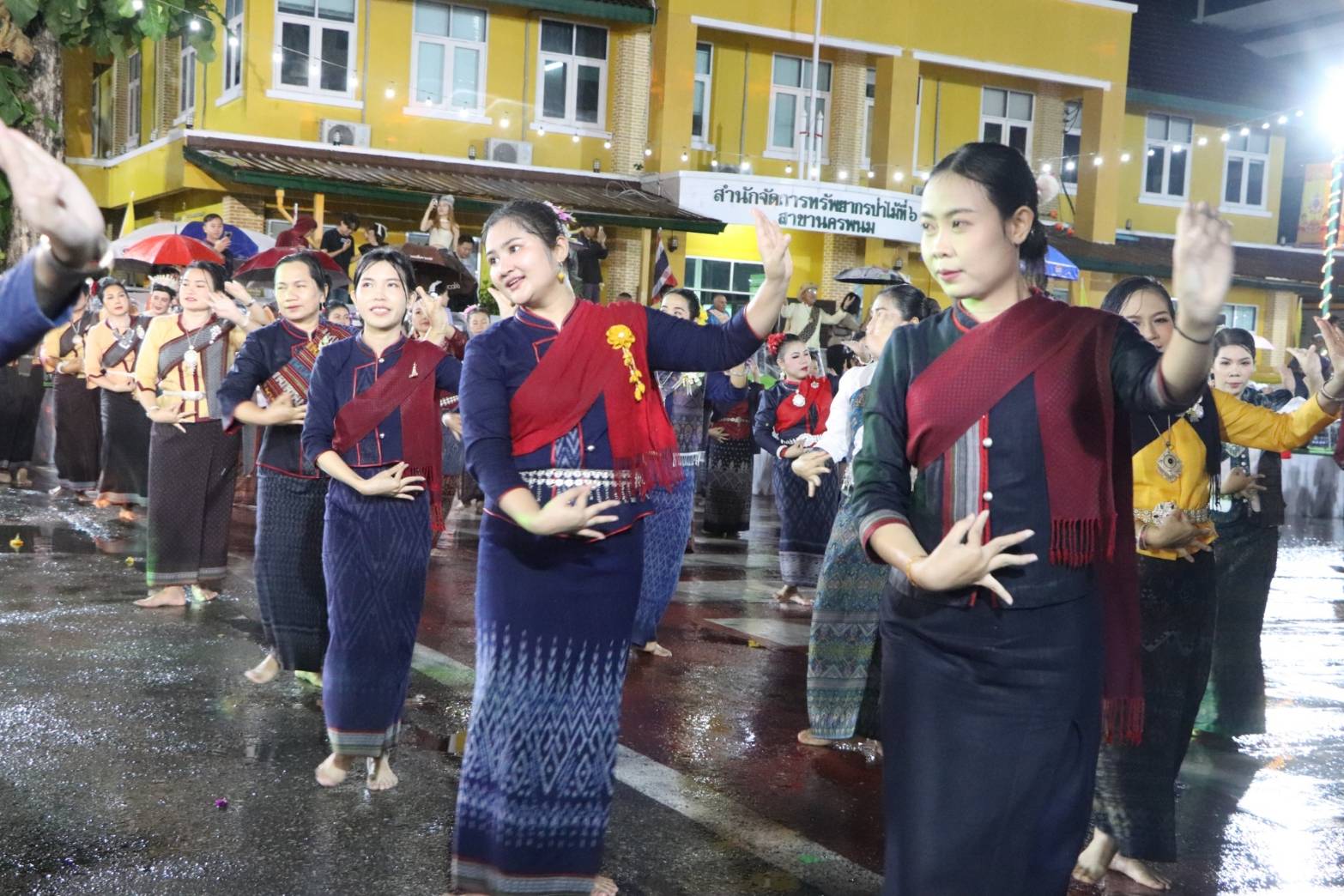 พช.นครพนม   ร่วมกิจกรรมรวมพลคนเกิดวันศกร์ ในงานบวงสรวงพญาศรีสัตตนาคราช ประจำปี 2567