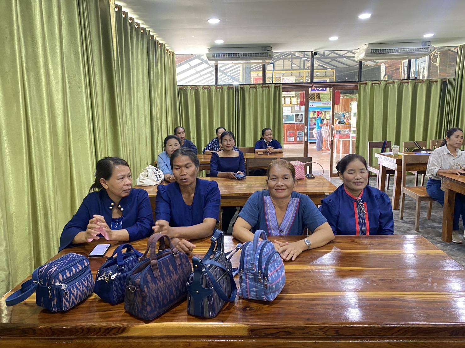 นครพนม   จัดประชุมเชิงปฏิบัติการผู้ผลิต ผู้ประกอบการ OTOP โครงการพัฒนาผลิตภัณฑ์ OTOP กลุ่มปรับตัวสู่การพัฒนา (Quadrant D) ให้มีคุณภาพมาตรฐาน