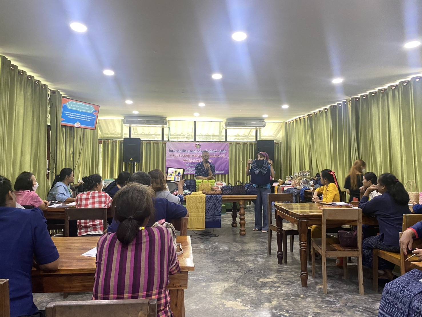 นครพนม   จัดประชุมเชิงปฏิบัติการผู้ผลิต ผู้ประกอบการ OTOP โครงการพัฒนาผลิตภัณฑ์ OTOP กลุ่มปรับตัวสู่การพัฒนา (Quadrant D) ให้มีคุณภาพมาตรฐาน
