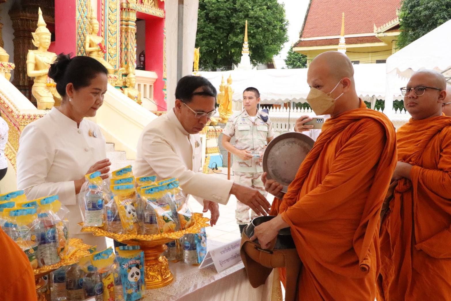 ผู้ว่าฯ นครพนม   นำพุทธศาสนิกชนร่วมทำบุญตักบาตรเนื่องในวันอาสาฬหบูชา และวันเข้าพรรษา ประจำปี 2567