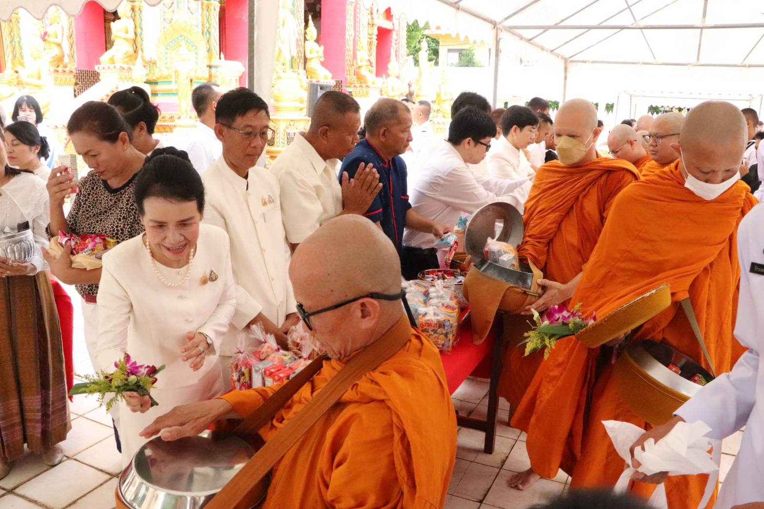 ผู้ว่าฯ นครพนม   นำพุทธศาสนิกชนร่วมทำบุญตักบาตรเนื่องในวันอาสาฬหบูชา และวันเข้าพรรษา ประจำปี 2567