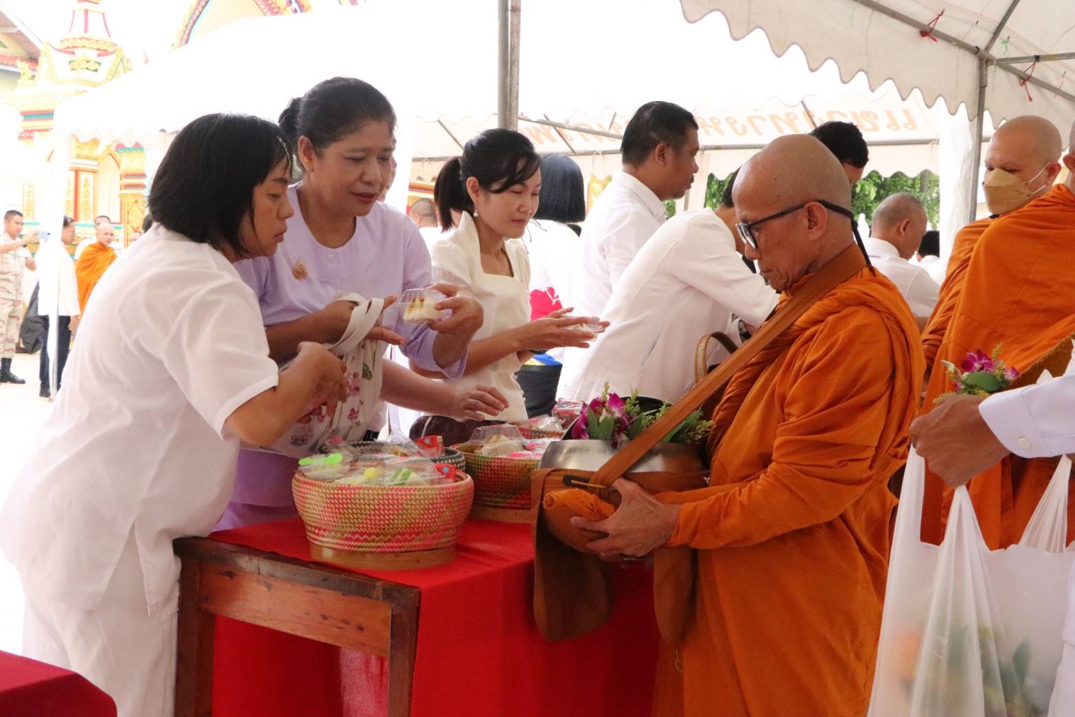 ผู้ว่าฯ นครพนม   นำพุทธศาสนิกชนร่วมทำบุญตักบาตรเนื่องในวันอาสาฬหบูชา และวันเข้าพรรษา ประจำปี 2567