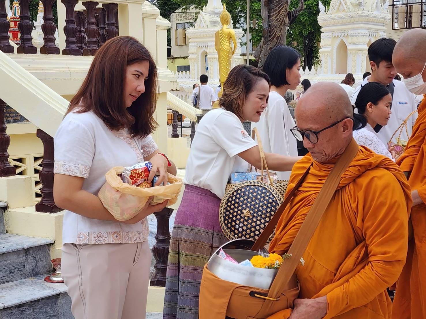 ผู้ว่าฯ นครพนม   นำพุทธศาสนิกชนร่วมทำบุญตักบาตรเนื่องในวันอาสาฬหบูชา และวันเข้าพรรษา ประจำปี 2567