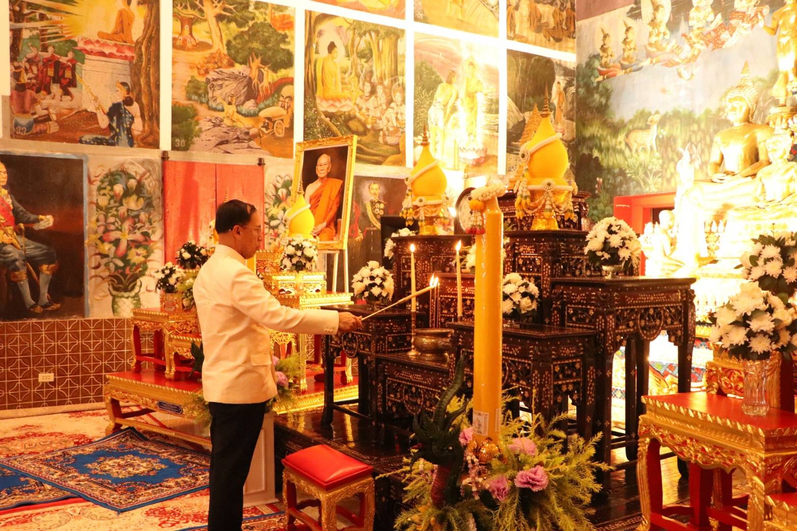 ผู้ว่าฯ นครพนม   นำพุทธศาสนิกชนร่วมทำบุญตักบาตรเนื่องในวันอาสาฬหบูชา และวันเข้าพรรษา ประจำปี 2567
