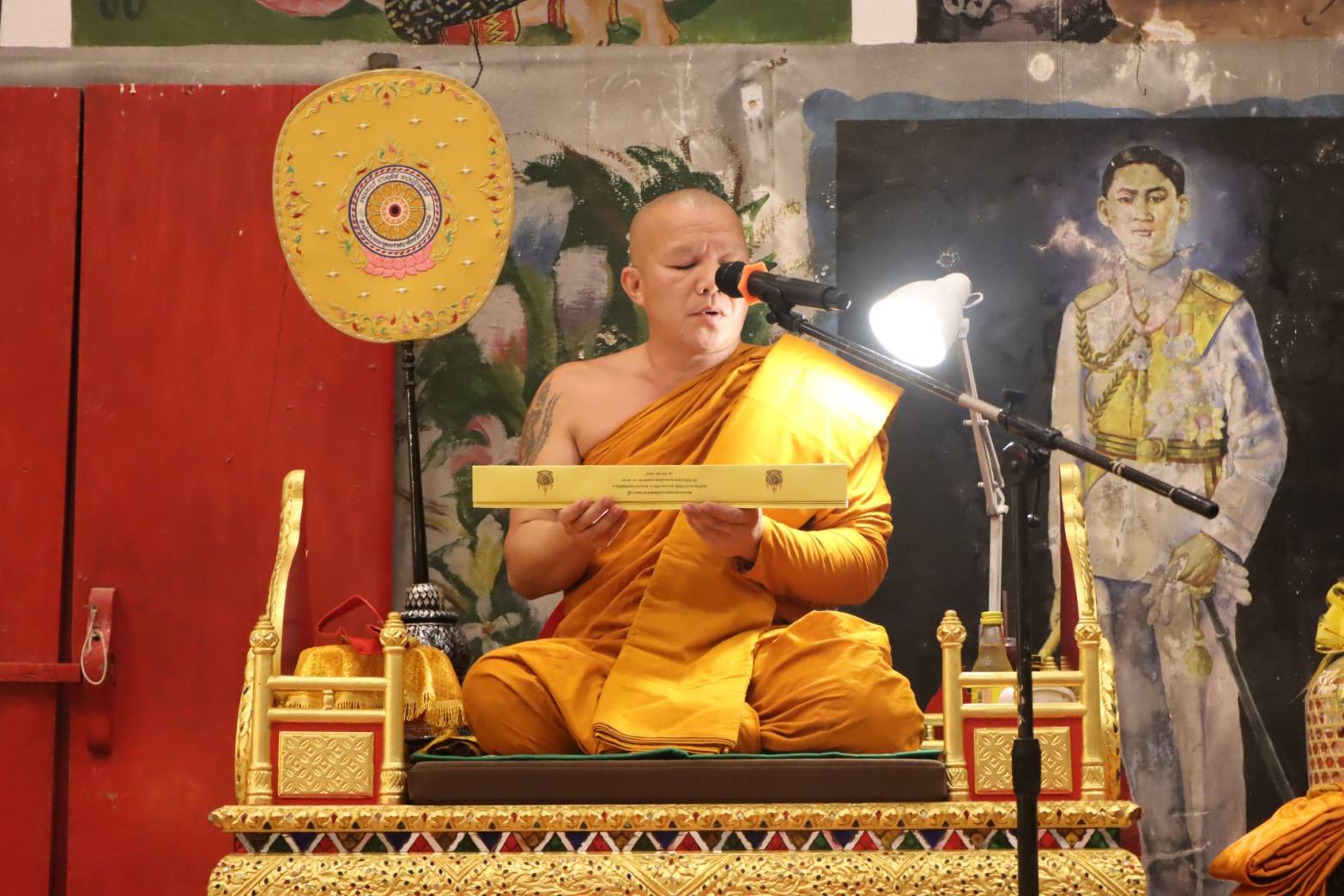 ผู้ว่าฯ นครพนม   นำพุทธศาสนิกชนร่วมเวียนเทียน เนื่องในวันอาสาฬหบูชา ประจำปี 2567