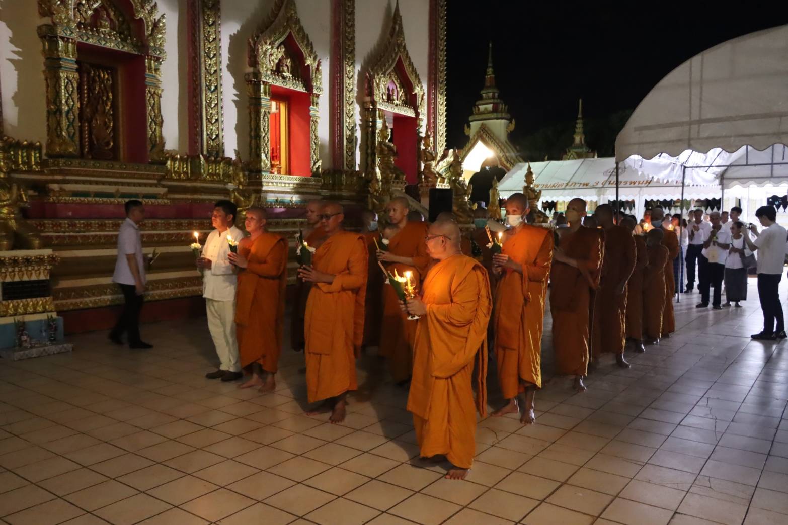 ผู้ว่าฯ นครพนม   นำพุทธศาสนิกชนร่วมเวียนเทียน เนื่องในวันอาสาฬหบูชา ประจำปี 2567
