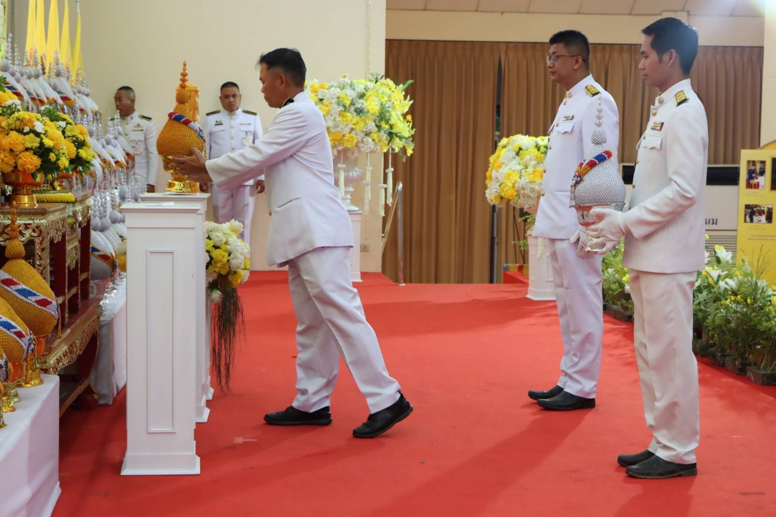 ผู้ว่าฯ นครพนม   นำชาวนครพนมประกอบพิธีถวายเครื่องราชสักการ วางพานพุ่ม จุดเทียนถวายพระพรชัยมงคล และถวายสัตย์ปฏิญาณเพื่อเป็นข้าราชการที่ดี และพลังของแผ่นดิน เนื่องในโอกาสพระราชพิธีมหามงคลเฉลิมพระชนมพรรษา 6 รอบ 28 กรกฎาคม 2567