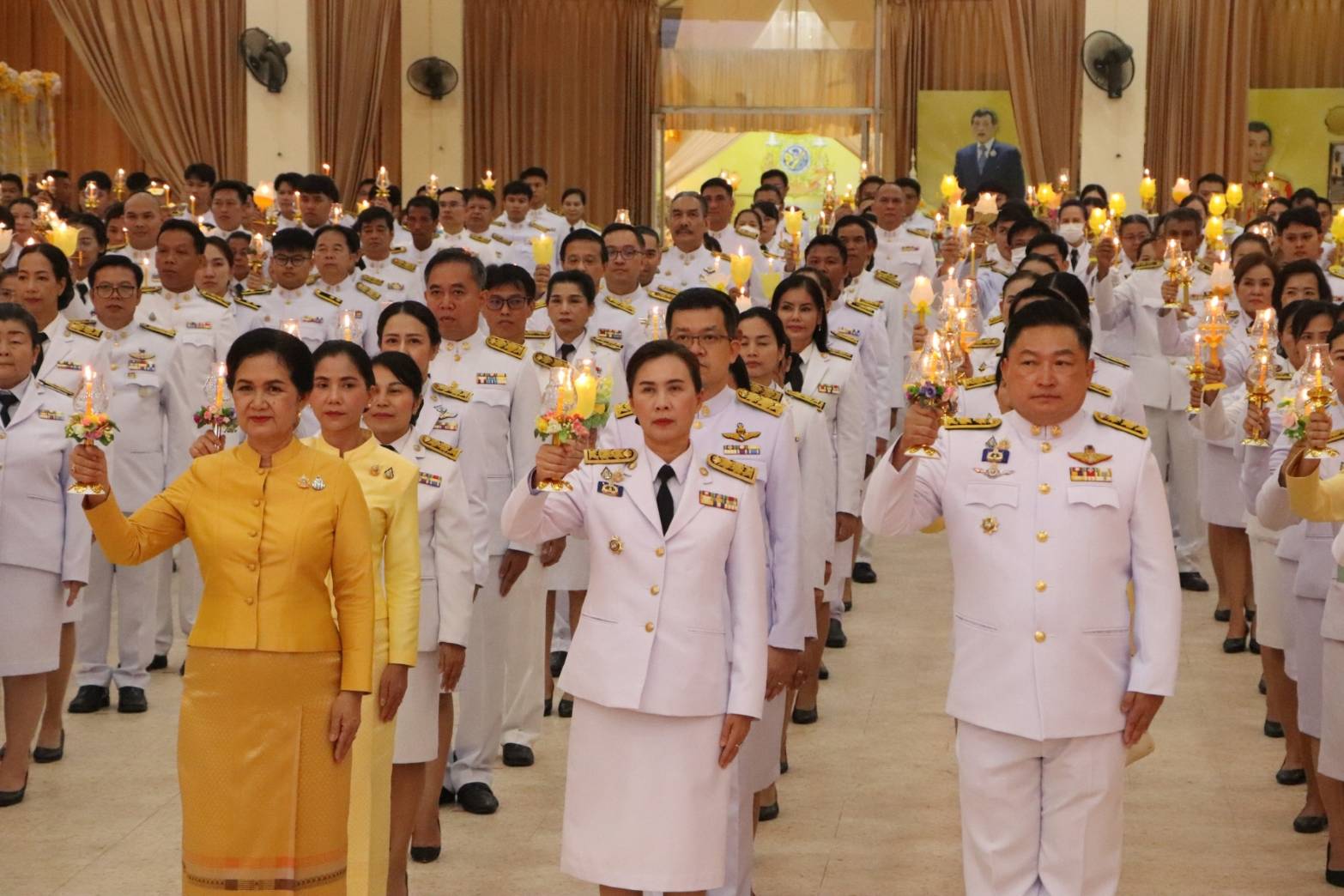 ผู้ว่าฯ นครพนม   นำชาวนครพนมประกอบพิธีถวายเครื่องราชสักการ วางพานพุ่ม จุดเทียนถวายพระพรชัยมงคล และถวายสัตย์ปฏิญาณเพื่อเป็นข้าราชการที่ดี และพลังของแผ่นดิน เนื่องในโอกาสพระราชพิธีมหามงคลเฉลิมพระชนมพรรษา 6 รอบ 28 กรกฎาคม 2567
